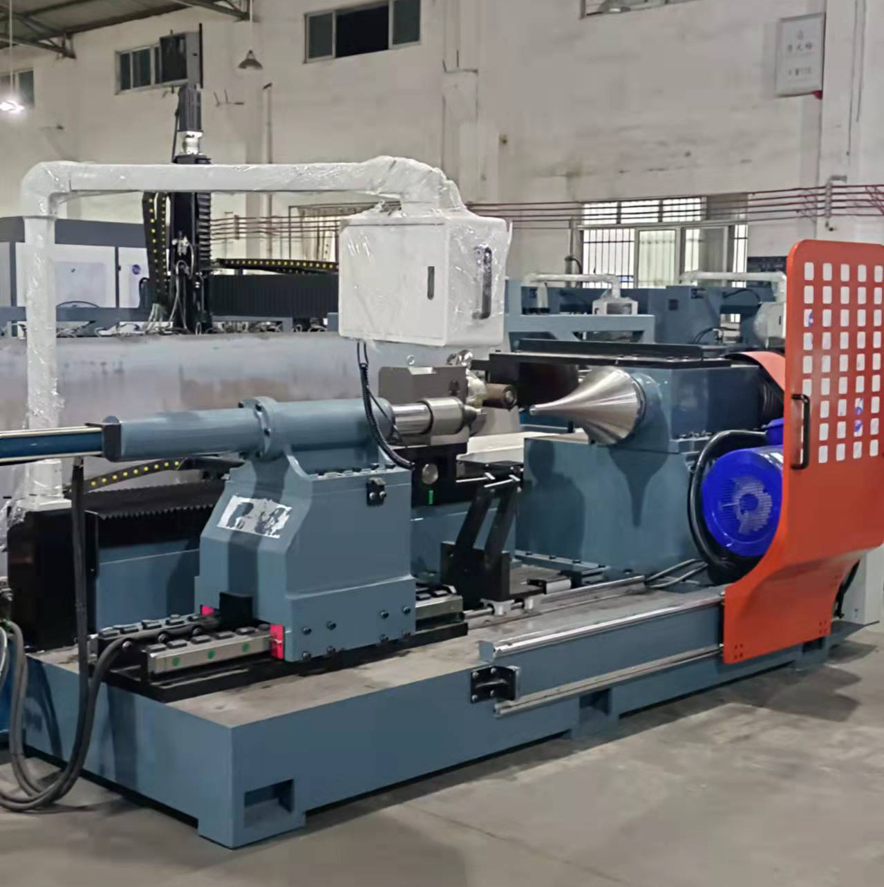 自動旋壓機 600型(xing)長錐筒數控旋(xuan)壓成型