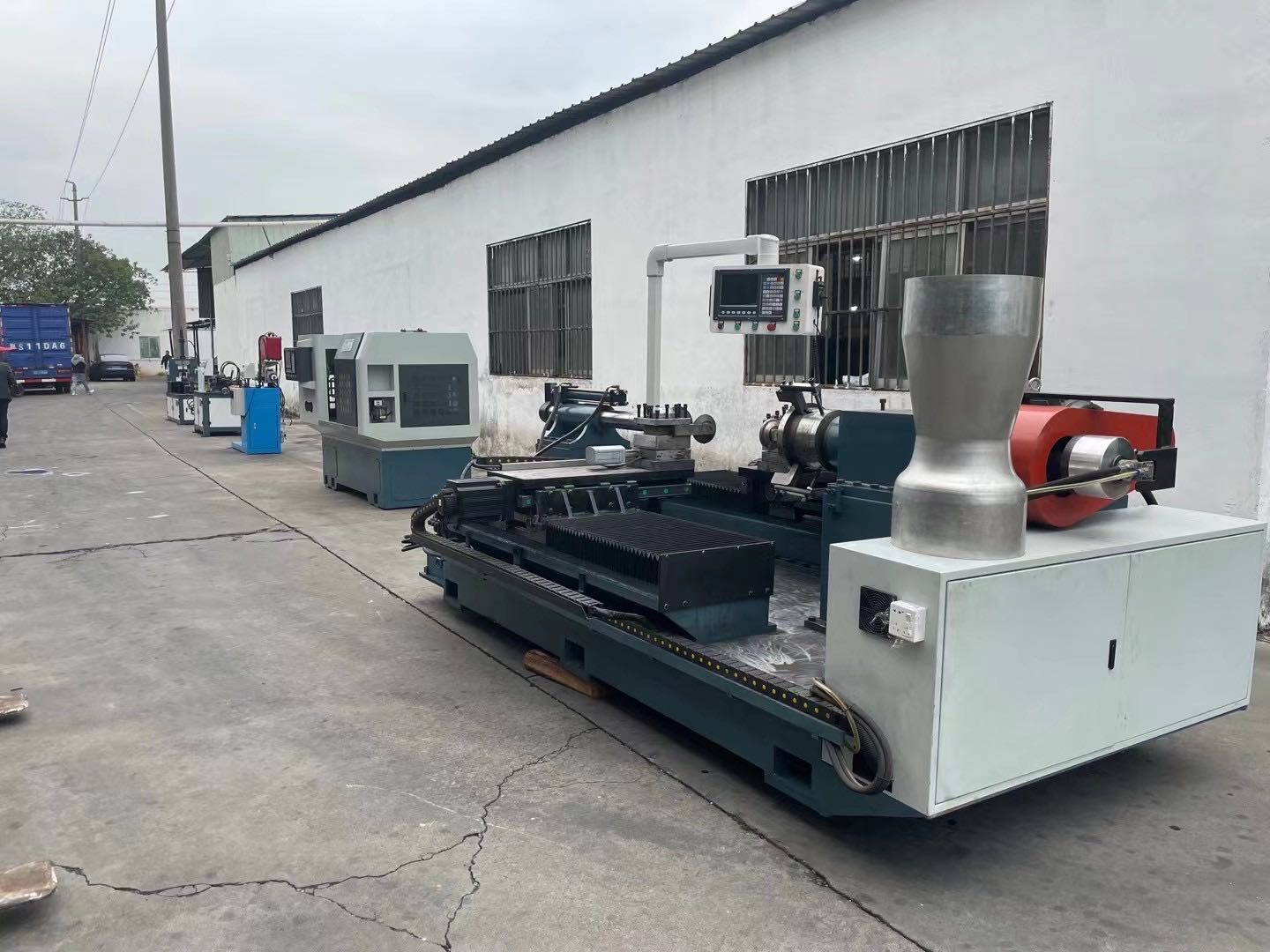 文丘(qiu)裏閥旋壓機(ji) 數控旋壓成(cheng)型配套設備(bei)